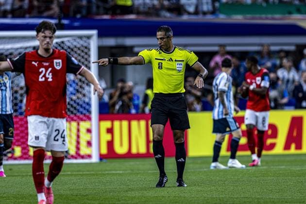 RECORD DATE NOT STATED The match between Argentina and Austria will determine the leader of Group J at Dallas Stadium in the 2026 World Cup. ¢Arlington (TX), 06 22 2026 - sports football world cup Argentina Austria USA Referee Amin Mohamed Omar (Egypt), in a match between Argentina and Austria, valid for the second round of Group J of the 2026 World Cup, played at Dallas Stadium, in Arlington, Texas, this Monday (22).(Foto: Pedro Paulo Diaz Thenews2 imago images) SPO  Copyright: xPedroxPauloxDiazx