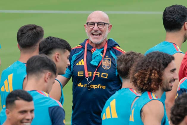 Spanish players celebrate head coach Luis de la Fuente s (C) birthday during a training session in Chattanooga, United States, 22 June 2026. Spain s training session ahead of their match against Uruguay !ACHTUNG: NUR REDAKTIONELLE NUTZUNG!  Copyright: xLavandeiraxjrx GR2036 20260623-55020678714_1