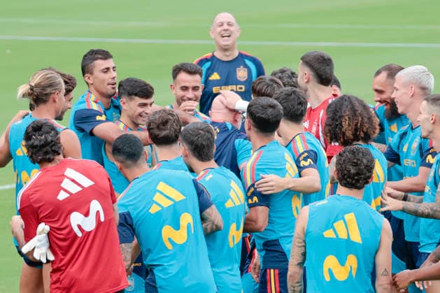 Spanish players celebrate head coach Luis de la Fuente s (C) birthday during a training session in Chattanooga, United States, 22 June 2026. Spain s training session ahead of their match against Uruguay !ACHTUNG: NUR REDAKTIONELLE NUTZUNG!  Copyright: xLavandeiraxjrx GR2045 20260623-55020678715_1