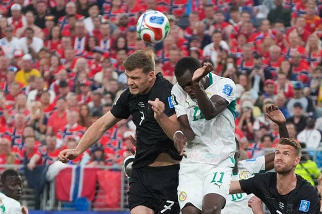Kopfballduell Alexander Sorloth (Norwegen, Norway, 7) gegen Nicolas Jackson (Senegal, 11) - New York 22.06.2026: Norwegen vs. Senegal, MetLife Stadium, World Cup 26 Gruppe I, 2. Spieltag *** Heading duel