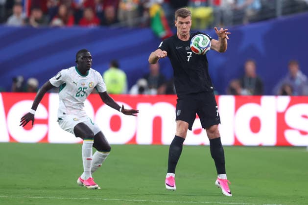 New Jersey, USA, 22nd June 2026. Alexander Sorloth of Norway controls the ball ahead of El Hadji Malick Diouf of Senegal during the Norway vs Senegal FIFA World Cup, WM, Weltmeisterschaft, Fussball match at Metlife Stadium, New Jersey. Picture credit should read: Paul Terry Sportimage EDITORIAL USE ONLY. No use with unauthorised audio, video, data, fixture lists, club league logos or live services. Online in-match use limited to 120 images, no video emulation. No use in betting, games or single club league player publications. SPI_011_PT_Norway_Senegal SPI-4838-0011