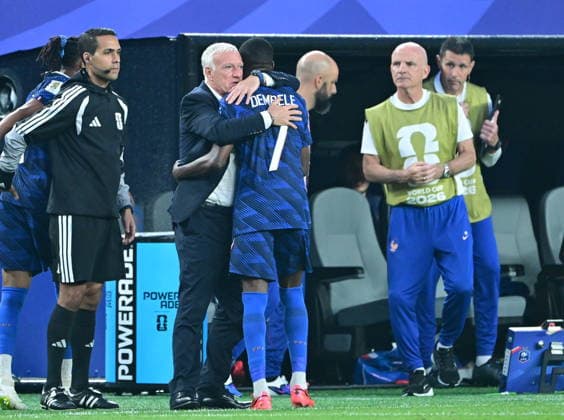 France v Iraq - FIFA World Cup, WM, Weltmeisterschaft, Fussball 2026 - Group I PHILADELPHIA, UNITED STATES - JUNE 22: Ousmane Dembele (7) of France celebrates with his head coach Didier Deschamps (L) after scoring a goal during the 2026 FIFA World Cup First Stage Group I match between France and Iraq at Lincoln Financial Field (Philadelphia Stadium) in Philadelphia, Pennsylvania, United States on June 22, 2026. Abdulhamid Hosbas Anadolu Pennsylvania United States. Editorial use only. Please get in touch for any other usage.  Copyright: x2026xAnadoluxAbdulhamidxHosbasx