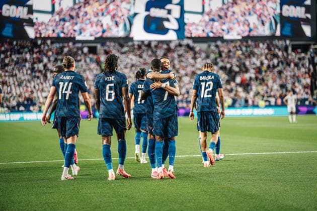 Fußball Herren FIFA Fußball-Weltmeisterschaft 2026 Gruppe I Frankreich vs. Irak 22.06.2026 Ousmane Dembele ( 7, Frankreich) vorne wird nach seinem Tor umarmt von Kylian Mbappe ( 10, Frankreich) hinten Philadelphia Philadelphia Stadion Pennsylvania United States of America *** Mens Soccer 2026 FIFA World Cup Group I France vs. Iraq June 22, 2026 Ousmane Dembélé 7, France (front), is embraced by Kylian Mbappé 10, France (back), at Philadelphia Stadium, Philadelphia, Pennsylvania, United States of America,detected_source_language