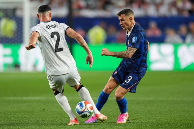 Lucas Digne of France and Rebin Sulaka of Iraq go into a tackle France v Iraq, 2026 FIFA World Cup, WM, Weltmeisterschaft, Fussball Group I, Football, Philadelphia Stadium, Philadelphia, Pennsylvania, USA - 22 Jun 2026Philadelphia Philadelphia Stadium Pennsylvania (PA) United States of America  Copyright: xIsmaelxAdnan Shutterstockx 16950632cu