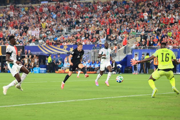 Football - FIFA World Cup, WM, Weltmeisterschaft, Fussball - Group I - Norway v Senegal 22nd June 2026 - FIFA World Cup - Group I - Norway v Senegal - Senegal goalkeeper Edouard Mendy saves a shot from Martin Odegaard of Norway - Photo: Simon Stacpoole Offside. New Jersey USA *** Fußball – FIFA-Weltmeisterschaft, Gruppe I  Copyright: xSimonxStacpoolexOffside