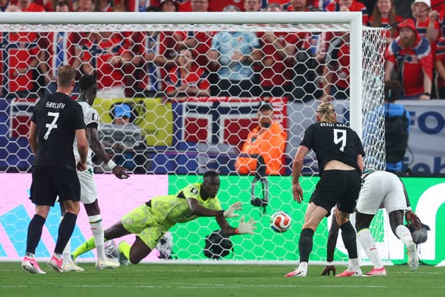 New Jersey, USA, 22nd June 2026. Erling Haaland of Norway heads the ball towards goal but fails to score during the Norway vs Senegal FIFA World Cup, WM, Weltmeisterschaft, Fussball match at Metlife Stadium, New Jersey. Picture credit should read: Paul Terry Sportimage EDITORIAL USE ONLY. No use with unauthorised audio, video, data, fixture lists, club league logos or live services. Online in-match use limited to 120 images, no video emulation. No use in betting, games or single club league player publications. SPI_020_PT_Norway_Senegal SPI-4838-0020