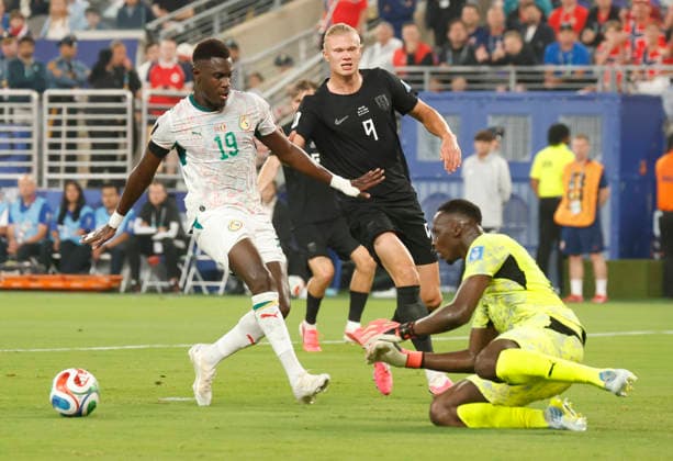 Senegal s Edouard Mendy makes a save against Norway in the first half of a FIFA World Cup, WM, Weltmeisterschaft, Fussball match at New York New Jersey Stadium in East Rutherford, New Jersey, on Monday, June 22, 2026.  NYP20260622927 JOHNxANGELILLO