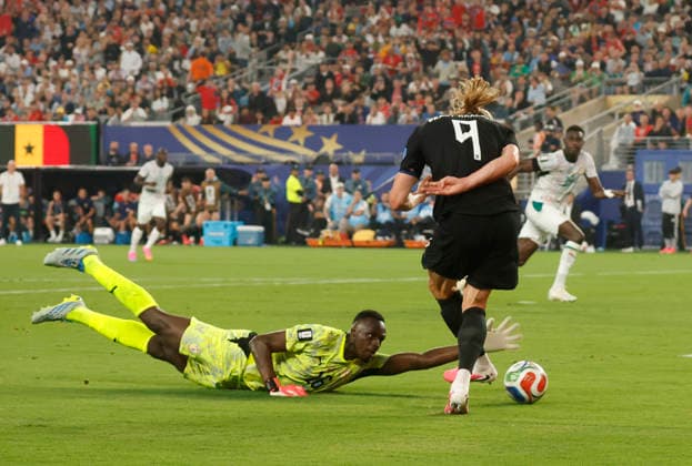 Norway s Erling Haaland (9) fights for the ball with Senegal s Edouard Mendy in the first half of a FIFA World Cup, WM, Weltmeisterschaft, Fussball match at New York New Jersey Stadium in East Rutherford, New Jersey, on Monday, June 22, 2026.  NYP20260622928 JOHNxANGELILLO