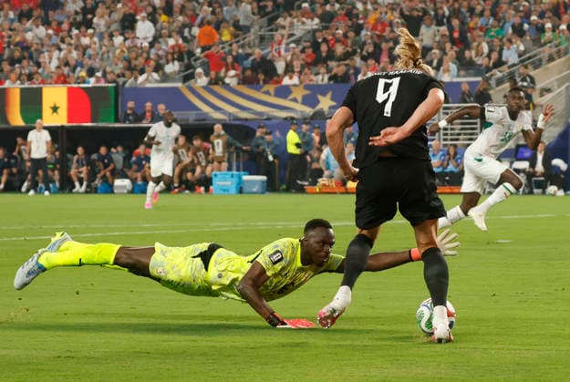 Norway s Erling Haaland (9) fights for the ball with Senegal s Edouard Mendy in the first half of a FIFA World Cup, WM, Weltmeisterschaft, Fussball match at New York New Jersey Stadium in East Rutherford, New Jersey, on Monday, June 22, 2026.  NYP20260622933 JOHNxANGELILLO
