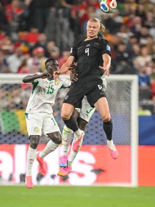 Krepin Diatta (Senegal), Kalidou Koulibaly (Senegal) and Erling Haaland (Norway) battle for the ball during the FIFA World Cup, WM, Weltmeisterschaft, Fussball 2026 Group I match between Norway and Senegal at New York New Jersey Stadium on June 22, 2026 in East Rutherford, United States. (Photo by Harry Langer DeFodi Images) - *** Krepin Diatta of Senegal, Kalidou Koulibaly of Senegal, and Erling Haaland of Norway battle for the ball during the 2026 FIFA World Cup Group I match between Norway and Senegal at New York New Jersey Stadium on June 22, 2026, in East Rutherford, United States. Photo by Harry Langer, DeFodi Images,detected_source_language
