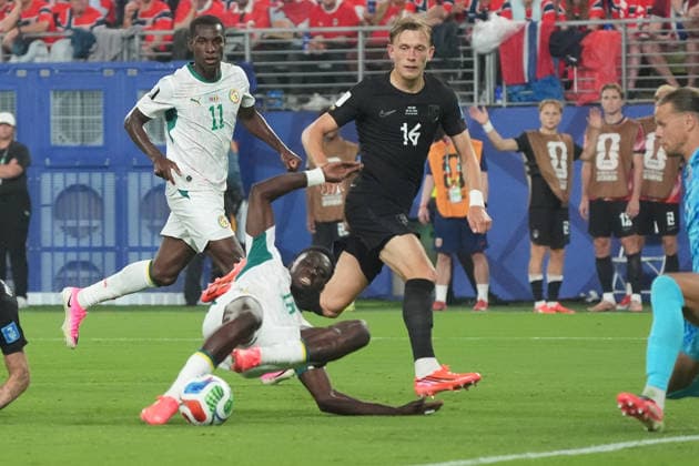 Ismaila Sarr (Senegal, 18) setzt sich durch und erzielt im Fallen das Tor zum 2:1 - New York 22.06.2026: Norwegen vs. Senegal, MetLife Stadium, World Cup 26 Gruppe I, 2. Spieltag *** Ismaila Sarr of Senegal, 18, breaks through and scores the goal to make it 2–1 while falling. New York, June 22, 2026. Norway vs. Senegal, MetLife Stadium, World Cup 26, Group I, Matchday 2,detected_source_language