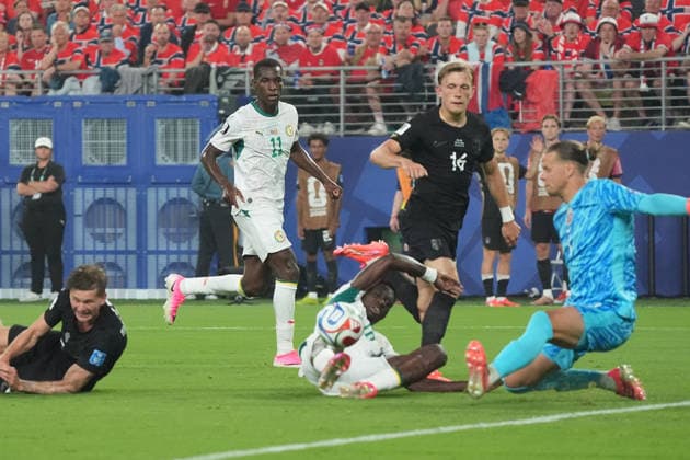 Ismaila Sarr (Senegal, 18) setzt sich durch und erzielt im Fallen das Tor zum 2:1 - New York 22.06.2026: Norwegen vs. Senegal, MetLife Stadium, World Cup 26 Gruppe I, 2. Spieltag *** Ismaila Sarr of Senegal, 18, breaks through and scores the goal to make it 2–1 while falling. New York, June 22, 2026. Norway vs. Senegal, MetLife Stadium, World Cup 26, Group I, Matchday 2,detected_source_language