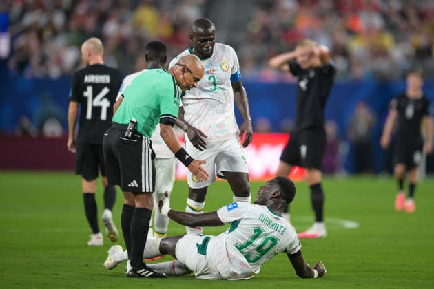 Fußball, WM 2026, 20260622, Norwegen - Senegal. Im Bild v.l. Schiedsrichter Wilton PEREIRA SAMPAIO (Brasilien), Kalidou KOULIBALY (Senegal, 3), Moussa NIAKHATE (Senegal, 19), angeschlagen am Boden. East Rutherford New-York-New-Jersey-Stadion New Jersey Vereinigte Staaten von Amerika *** Soccer, 2026 World Cup, 20260622, Norway vs. Senegal. Pictured from left Copyright: Passion2Press MarkusxFischerx