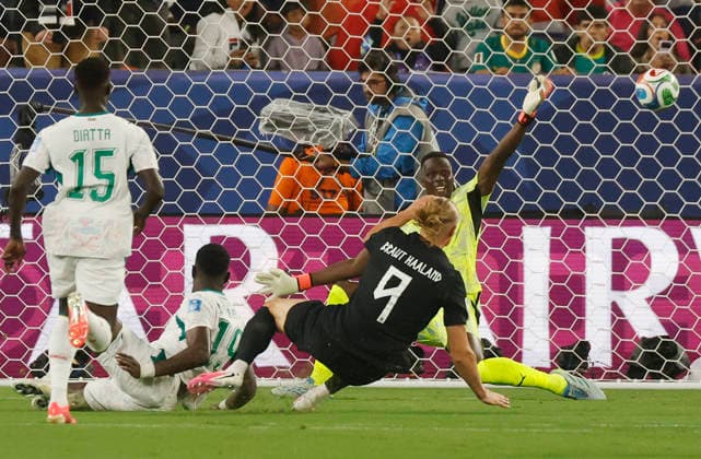 Norway s Erling Haaland (9) scores against Senegal s Edouard Mendy late in the first half of a FIFA World Cup, WM, Weltmeisterschaft, Fussball match at New York New Jersey Stadium in East Rutherford, New Jersey, on Monday, June 22, 2026.  NYP20260622936 JOHNxANGELILLO