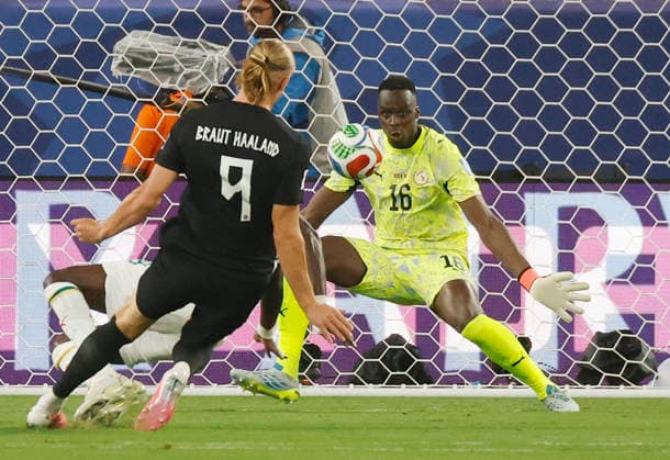 Norway s Erling Haaland (9) scores against Senegal s Edouard Mendy late in the first half of a FIFA World Cup, WM, Weltmeisterschaft, Fussball match at New York New Jersey Stadium in East Rutherford, New Jersey, on Monday, June 22, 2026.  NYP20260622937 JOHNxANGELILLO