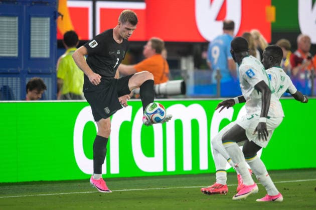 Fußball, WM 2026, 20260622, Norwegen - Senegal. Im Bild v.l. Alexander SORLOTH (Norwegen, 7), idrissa GUEYE (Senegal, 5), El Hadji Malick DIOUF (Senegal, 25). East Rutherford New-York-New-Jersey-Stadion New Jersey Vereinigte Staaten von Amerika *** Soccer, 2026 World Cup, 20260622, Norway vs. Senegal Pictured from left Copyright: Passion2Press MarkusxFischerx
