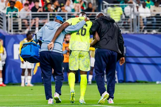 goalkeeper Edouard Mendy of Senegal leave the pitch due to an injury Norway v Senegal, Group I - FIFA World Cup, WM, Weltmeisterschaft, Fussball 2026, Norway v Senegal, New York New Jersey Stadium, June 22, 2026, East Rutherford, United States.
