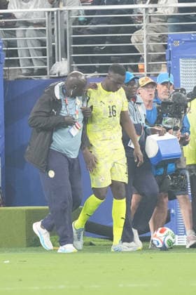 Torwart Goalie Edouard Mendy (Senegal, 16) ist verletzt und wird ausgewechselt - New York 22.06.2026: Norwegen vs. Senegal, MetLife Stadium, World Cup 26 Gruppe I, 2. Spieltag *** Goalie Edouard Mendy of Senegal, 16, is injured and is being substituted. New York, June 22, 2026