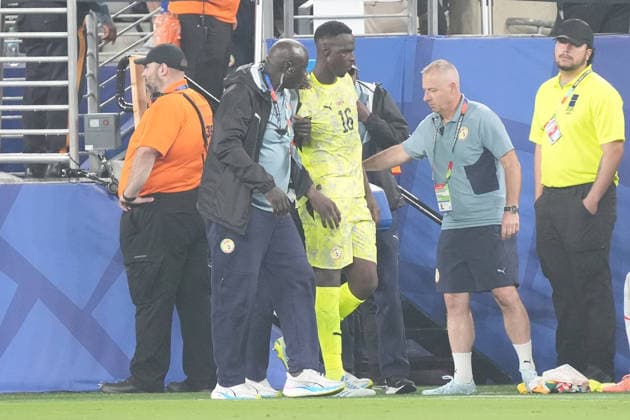 Torwart Goalie Edouard Mendy (Senegal, 16) ist verletzt und wird ausgewechselt - New York 22.06.2026: Norwegen vs. Senegal, MetLife Stadium, World Cup 26 Gruppe I, 2. Spieltag *** Goalie Edouard Mendy of Senegal, 16, is injured and is being substituted. New York, June 22, 2026
