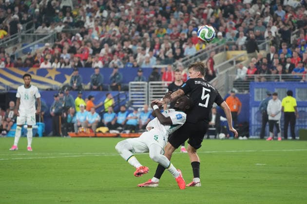 David Moller Wolfe (Norwegen, Norway, 5) und Idrissa Gueye (Senegal, 5) verletzen sich beim Zweikampf - New York 22.06.2026: Norwegen vs. Senegal, MetLife Stadium, World Cup 26 Gruppe I, 2. Spieltag *** David Moller Wolfe of Norway and Idrissa Gueye of Senegal, both 5, are injured during a tackle in New York on June 22, 2026, in the Norway vs. Senegal match at MetLife Stadium, World Cup 26, Group I, Matchday 2,detected_source_language