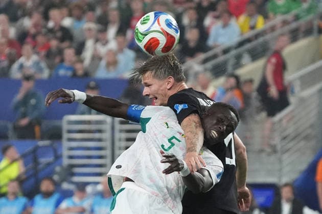 David Moller Wolfe (Norwegen, Norway, 5) und Idrissa Gueye (Senegal, 5) verletzen sich beim Zweikampf - New York 22.06.2026: Norwegen vs. Senegal, MetLife Stadium, World Cup 26 Gruppe I, 2. Spieltag *** David Moller Wolfe of Norway and Idrissa Gueye of Senegal, both 5, are injured during a tackle in New York on June 22, 2026, in the Norway vs. Senegal match at MetLife Stadium, World Cup 26, Group I, Matchday 2,detected_source_language
