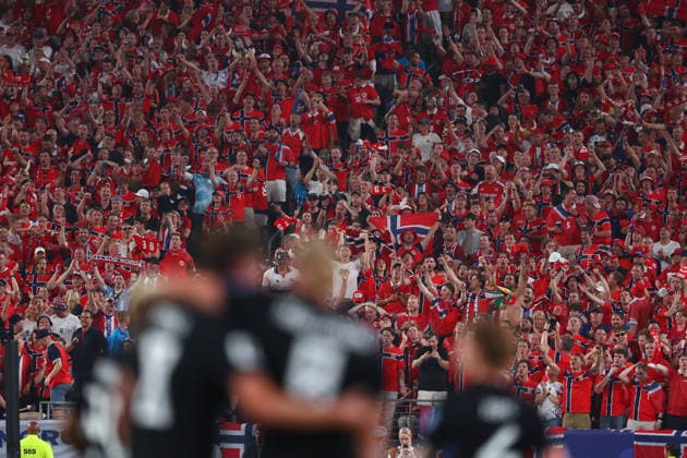 New Jersey, USA, 22nd June 2026. Norway fans celebrate after Erling Haaland of Norway scores to make it 3-1 during the Norway vs Senegal FIFA World Cup, WM, Weltmeisterschaft, Fussball match at Metlife Stadium, New Jersey. Picture credit should read: Paul Terry Sportimage EDITORIAL USE ONLY. No use with unauthorised audio, video, data, fixture lists, club league logos or live services. Online in-match use limited to 120 images, no video emulation. No use in betting, games or single club league player publications. SPI_047_PT_Norway_Senegal SPI-4838-0047