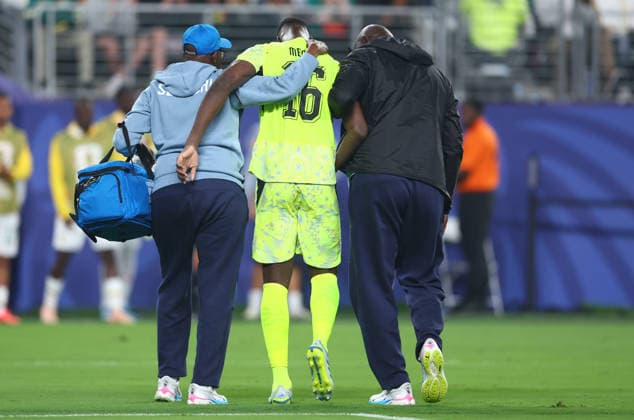New Jersey, USA, 22nd June 2026. Edouard Mendy of Senegal leaves the pitch and is substituted after picking up an injury during the Norway vs Senegal FIFA World Cup, WM, Weltmeisterschaft, Fussball match at Metlife Stadium, New Jersey. Picture credit should read: Paul Terry Sportimage EDITORIAL USE ONLY. No use with unauthorised audio, video, data, fixture lists, club league logos or live services. Online in-match use limited to 120 images, no video emulation. No use in betting, games or single club league player publications. SPI_049_PT_Norway_Senegal SPI-4838-0049