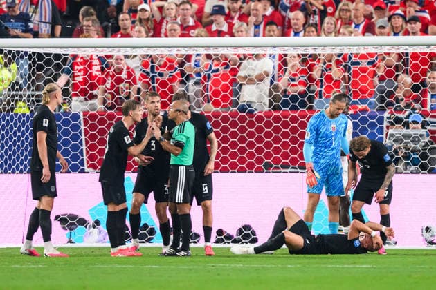 260622 Leo ostigard of Norway in pain as Martin odegaard and Kristoffer Ajer speak to Referee Wilton Sampaio during the FIFA World Cup, WM, Weltmeisterschaft, Fussball 2026 group stage football match between Norway and Senegal on June 22, 2026 in New Jersey. Photo: Jon Olav Nesvold BILDBYRAN COP 217 VG0963 bbeng fotboll football soccer fotball vm fotbolls-vm fotball-vm fotbolls-vm 2026 fifa world cup 2026 new york norge norway senegal *** June 22, 2026  Copyright: JONxOLAVxNESVOLD BB260622JE075