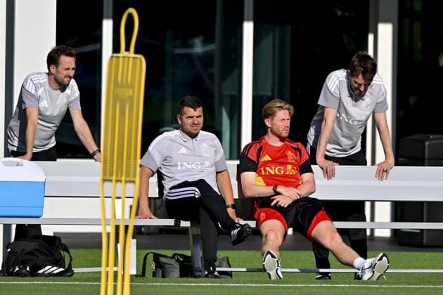 doctor Brahim Hacene and Belgium s Kevin De Bruyne pictured during a training session of Belgian national soccer team Red Devils in their base camp, home of the Seattle Sounders, Renton, Seattle, USA, on Monday 22 June 2026. Yesterday the Devils played their second game in the group stage of the 2026 FIFA World Cup, WM, Weltmeisterschaft, Fussball a 0-0 draw against Iran. DIRKxWAEM  x178855547x