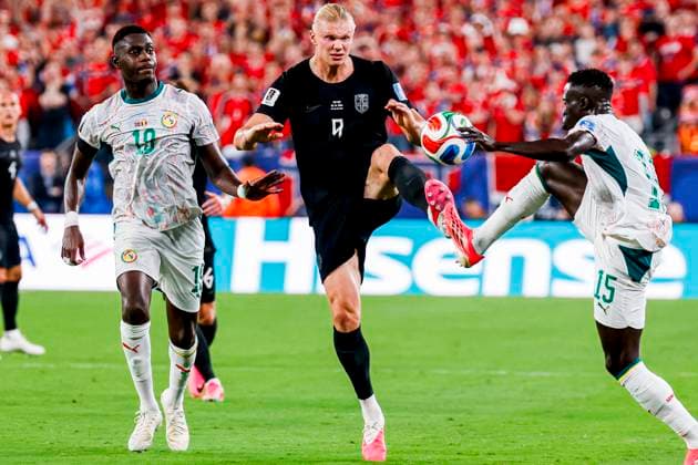 Erling Haaland of Norway dribbles with the ball under pressure from Krepin Diatta of Senegal and Moussa Niakhate of Senegal Norway v Senegal, Group I - FIFA World Cup, WM, Weltmeisterschaft, Fussball 2026, Norway v Senegal, New York New Jersey Stadium, June 22, 2026, East Rutherford, United States.