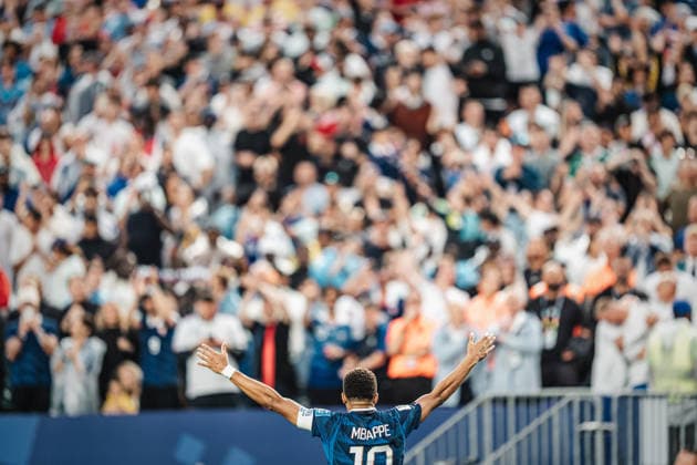 Fußball Herren FIFA Fußball-Weltmeisterschaft 2026 Gruppe I Frankreich vs. Irak 22.06.2026 Torjubel Kylian Mbappe ( 10, Frankreich) in Richtung der Fans Philadelphia Philadelphia Stadion Pennsylvania United States of America *** Mens Soccer, 2026 FIFA World Cup, Group I