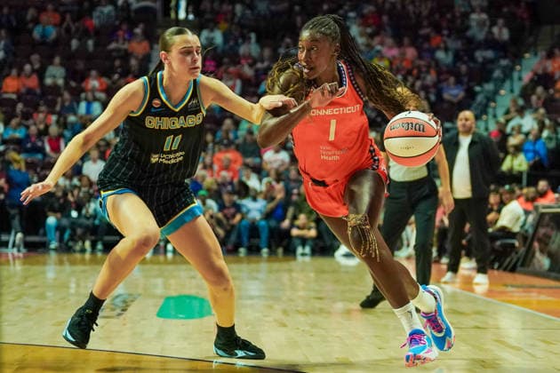 June 22, 2026, Uncasville, Connecticut, USA: Connecticut Sun forward Diamond Miller (1) drives to the net as Chicago Sky guard Gabriela Jaquez (11) defends during the game at Mohegan Sun Arena WNBA, Basketball Damen, USA 2026: Chicago Sky At Connecticut Sun  - ZUMAw109 20260622_fap_w109_013 Copyright: xDebbyxWongx