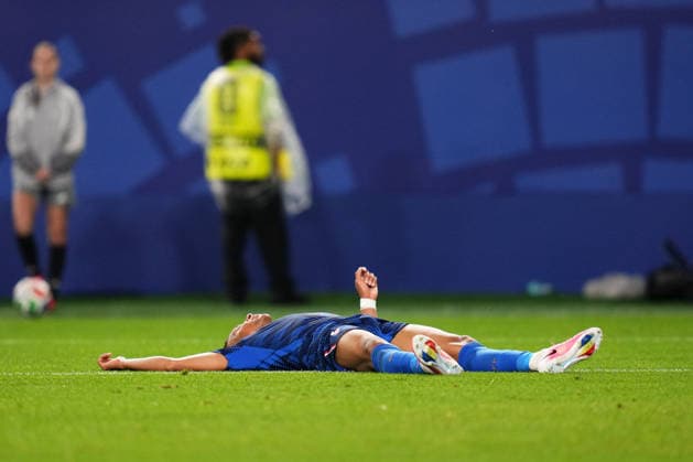 June 22, 2026: France Forward Kylian Mbappe (10) lays on the pitch after missing a shot during the second half of a World Cup Match against Iraq at Philadelphia Stadium in Philadelphia, Pennsylvania. CSM Philadelphia United States of America - ZUMAc04_ 20260622_zma_c04_238 Copyright: xKylexRoddenx