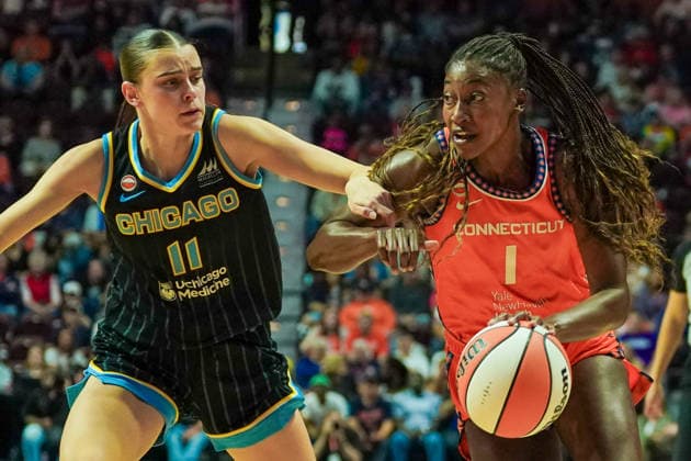 June 22, 2026, Uncasville, Connecticut, USA: Connecticut Sun forward Diamond Miller (1) drives to the net as Chicago Sky guard Gabriela Jaquez (11) defends during the game at Mohegan Sun Arena Uncasville USA - ZUMAw109 20260622_fap_w109_011 Copyright: xDebbyxWongx