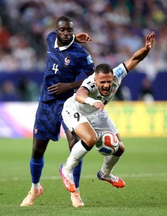 June 22, 2026, Philadelphia, Pennsylvania, USA: France s defender 4 Dayot Upamecano (L) and Iraqs forward 9 Ali Al-Hamadi vie for the ball during the 2026 World Cup Group I football match between France and Iraq at Lincoln Financial Field Stadium in Philadelphia, Pennsylvania, USA, on June 22, 2026. World Cup 2026: Group I: France Vs Iraq .  - ZUMAs337 20260622_znp_s337_038 Copyright: xGentxShkullakux