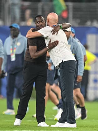coach Pape Thiaw (Senegal) and Trainer Stale Solbakken (Norway) gestures during the FIFA World Cup, WM, Weltmeisterschaft, Fussball 2026 Group I match between Norway and Senegal at New York New Jersey Stadium on June 22, 2026 in East Rutherford, United States. (Photo by Harry Langer DeFodi Images) - *** Senegal coach Pape Thiaw and Norway coach Stale Solbakken gesture during the 2026 FIFA World Cup Group I match between Norway and Senegal at New York New Jersey Stadium on June 22, 2026, in East Rutherford, United States. Photo by Harry Langer, DeFodi Images,detected_source_language