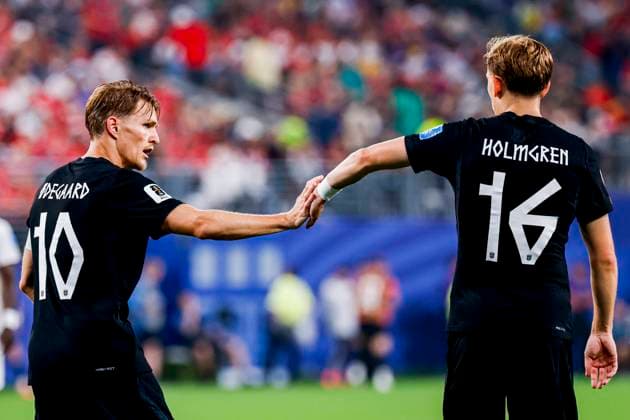 Martin Odegaard of Norway shake hands Marcus Holmgren Pedersen of Norway Norway v Senegal, Group I - FIFA World Cup, WM, Weltmeisterschaft, Fussball 2026, Norway v Senegal, New York New Jersey Stadium, June 22, 2026, East Rutherford, United States.