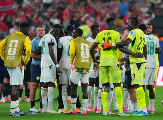 (260623) -- NEW YORK, June 23, 2026 -- Edouard Mendy (2nd R, front), goalkeeper of Senegal, talks with his teammate Mory Diaw (1st R, front) at the hydration break during the group I match between Norway and Senegal at the 2026 FIFA World Cup, WM, Weltmeisterschaft, Fussball at New York New Jersey Stadium, the United States, June 22, 2026. ) (SP)U.S.-NEW YORK-FOOTBALL-FIFA WORLD CUP-GROUP I-NOR VS SEN XuxChang 