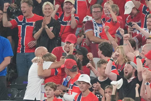 Trainer Coach Stale Solbakken (Norwegen, Norway) küsst nach dem Schlusspfiff seine Frau auf der Tribüne und feiert den Einzug in die KO Runde - New York 22.06.2026: Norwegen vs. Senegal, MetLife Stadium, World Cup 26 Gruppe I, 2. Spieltag *** Coach Stale Solbakken of Norway kisses his wife in the stands after the final whistle and celebrates advancing to the knockout round. New York, June 22, 2026. Norway vs. Senegal, MetLife Stadium, World Cup 26, Group I, Matchday 2,detected_source_language