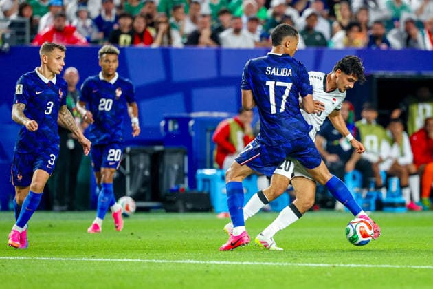 June 22, 2026, Philadelphia, Pennsylvania, USA: WILLIAM SALIBA of France tackles the ball away from AIMAR SHER of Iraq during the 2026 FIFA World Cup, WM, Weltmeisterschaft, Fussball Group I match at Philadelphia Stadium in Philadelphia, PA on June 22, 2026. World Cup 2026: Group I: France V Iraq  - ZUMAm283 20260622_zsp_m283_075 Copyright: xBillyxMyersx