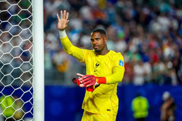 June 22, 2026, Philadelphia, Pennsylvania, USA: MIKE MAIGNAN of France thanks the French fans during the 2026 FIFA World Cup, WM, Weltmeisterschaft, Fussball Group I match at Philadelphia Stadium in Philadelphia, PA on June 22, 2026. World Cup 2026: Group I: France V Iraq  - ZUMAm283 20260622_zsp_m283_077 Copyright: xBillyxMyersx