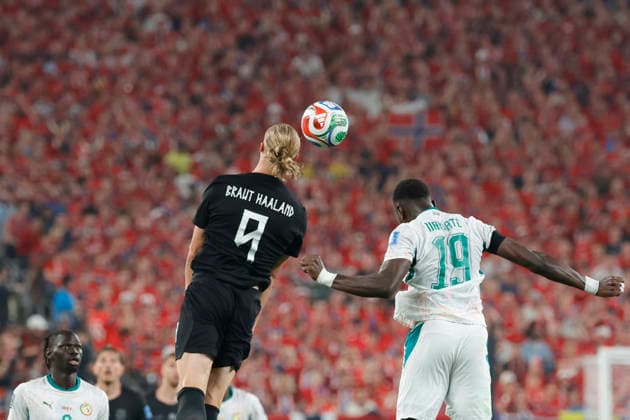 Erling Haaland (L) of Norway in action against Moussa Niakhate (R) of Senegal during the FIFA World Cup, WM, Weltmeisterschaft, Fussball 2026 group stage match Norway and Senegal at MetLife stadium in New Jersey, United States, 22 June 2026. FIFA WORLD CUP 2026 - Group I - Norway vs Senegal !ACHTUNG: NUR REDAKTIONELLE NUTZUNG!  Copyright: xSebastiaoxMoreriax GR2161 20260623-55020679132_1