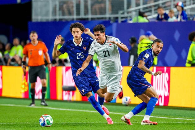 June 22, 2026, Philadelphia, Pennsylvania, USA: MAGHNES AKLIOUCHE of France fouls MARKO FARJI of Iraq during the 2026 FIFA World Cup, WM, Weltmeisterschaft, Fussball Group I match at Philadelphia Stadium in Philadelphia, PA on June 22, 2026. Philadelphia USA - ZUMAm283 20260622_zsp_m283_072 Copyright: xBillyxMyersx
