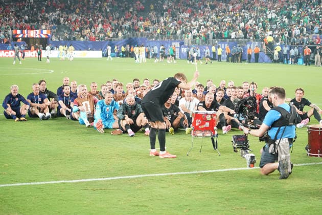 Die ganze Mannschaft Norwegens macht den Vikinger Ruderjubel RU! mit den Fans nach dem Einzug in die KO-Runde - New York 22.06.2026: Norwegen vs. Senegal, MetLife Stadium, World Cup 26 Gruppe I, 2. Spieltag *** The entire Norwegian team joins the fans in the Viking RU cheer after advancing to the knockout round. New York, June 22, 2026