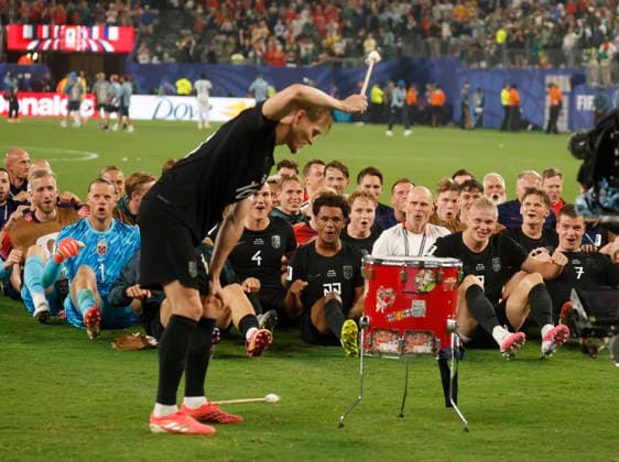 Norway s Martin Odegaard beats a drum as players and coaches perform the Viking Row after defeating Senegal 3-2 in a FIFA World Cup, WM, Weltmeisterschaft, Fussball match at New York New Jersey Stadium in East Rutherford, New Jersey, on Monday, June 22, 2026.  NYP20260622980 JOHNxANGELILLO