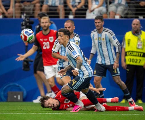 June 22, 2026, Arlington, Texas, USA: Argentina players 20 MD ALEXIS MAC ALLISTER and 24 MD ENZO FERNoÂNDEZ stealing the ball from Austrian player 24 MF PAUL WANNER Arlington USA - ZUMAm147 20260622_zap_m147_023 Copyright: xHossxMcBainx