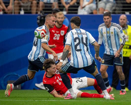 June 22, 2026, Arlington, Texas, USA: Argentina players 20 MD ALEXIS MAC ALLISTER and 24 MD ENZO FERNoÂNDEZ stealing the ball from Austrian player 24 MF PAUL WANNER Arlington USA - ZUMAm147 20260622_zap_m147_031 Copyright: xHossxMcBainx