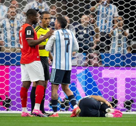 June 22, 2026, Arlington, Texas, USA: Argentina player 7 MD RODRIGO DE PAUL complaining to ref about Austrian player 3 DEF KEVIN DANSO Arlington USA - ZUMAm147 20260622_zap_m147_041 Copyright: xHossxMcBainx