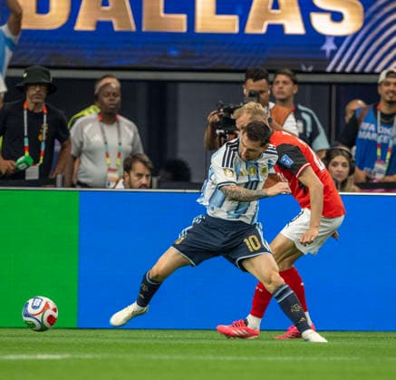 June 22, 2026, Arlington, Texas, USA: Argentina player 10 FWD LIONEL MESSI going up against Austrian player 24 MF PAUL WANNER Arlington USA - ZUMAm147 20260622_zap_m147_044 Copyright: xHossxMcBainx