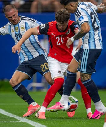 June 22, 2026, Arlington, Texas, USA: Argentina players 20 MD ALEXIS MAC ALLISTER and 24 MD ENZO FERNoÂNDEZ closing in on Austrian player 24 MF PAUL WANNER Arlington USA - ZUMAm147 20260622_zap_m147_043 Copyright: xHossxMcBainx